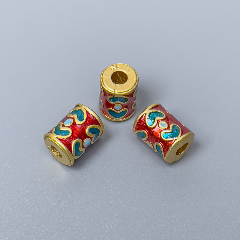Koralik Cloisonné cylindryczny turkusowo-czerwony emaliowany, średnica 8×10 mm, otwór 3 mm, kolor metalu złoty, 1 szt.