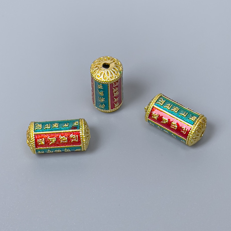 Koralik cloisonné cylindryczny zielono-czerwony, emaliowany, średnica 7×14 mm, otwór o średnicy 1,5 mm, złoty kolor metalu, 1 szt.