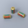 Koralik cloisonné cylindryczny zielono-czerwony, emaliowany, średnica 7×14 mm, otwór o średnicy 1,5 mm, złoty kolor metalu, 1 szt.
