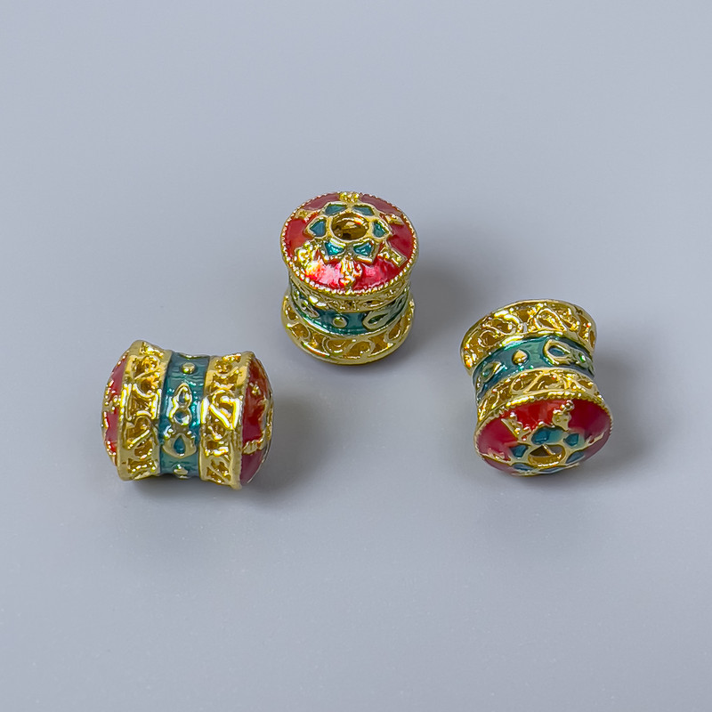 Koralik Cloisonné cylindryczny, zielono-czerwony z emalią, średnica 8×10 mm, otwór ok. 1,8 mm, złoty kolor metalu, 1 szt.