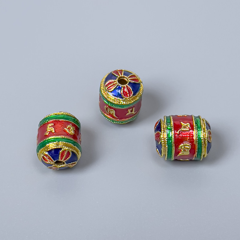 Koralik Cloisonné cylindryczny – niebiesko-czerwono-zielony z emalią, średnica 8×10 mm, otwór 1 mm, złoty kolor metalu, 1 szt.