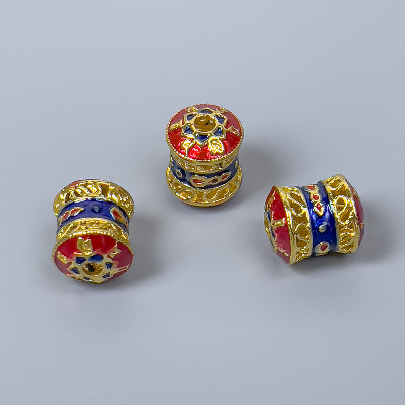 Koralik Cloisonné cylindryczny niebiesko-czerwony, emalia, średnica 8×10 mm, otwór ok. 1,8 mm, złoty kolor metalu, 1 sztuka
