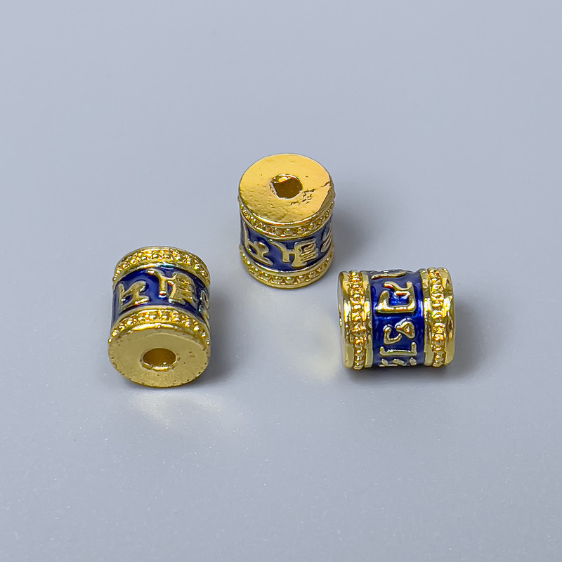 Koralik Cloisonné w cylindrze, niebieska emalia, średnica 8×10 mm, otwór około 1,8 mm, złoty kolor metalu, 1 szt.