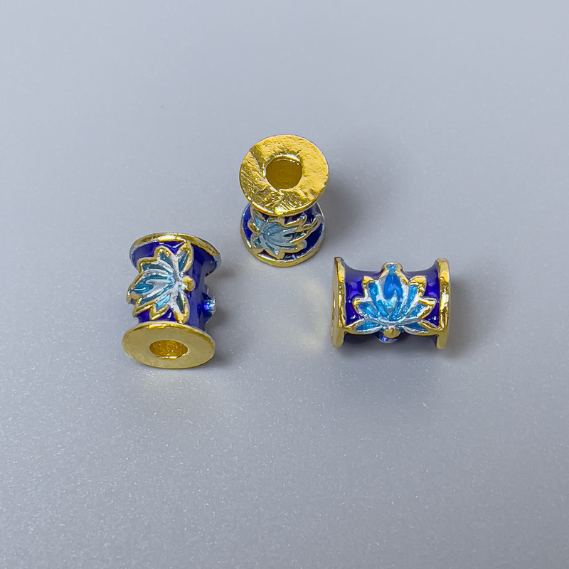 Koralik cloisonné cylindryczny z motywem lotosu, niebiesko-błękitna emalia, średnica 7×9 mm, otwór ok. 2,5 mm, kolor metalu złoty, 1 sztuka