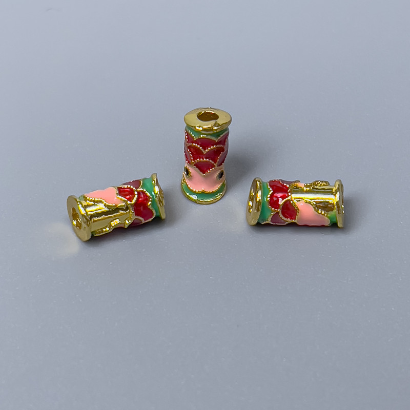 Koralik cloisonné cylindryczny w kształcie rybki, emalia, złoty kolor metalu, 1 szt.