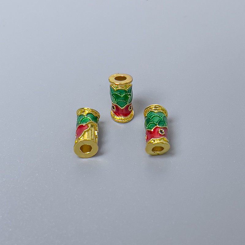 Koralik cloisonné cylindryczny w kształcie rybki, czerwono-zielona emalia, średnica 4×9 mm, otwór 2 mm, kolor metalu złoty, 1 szt.
