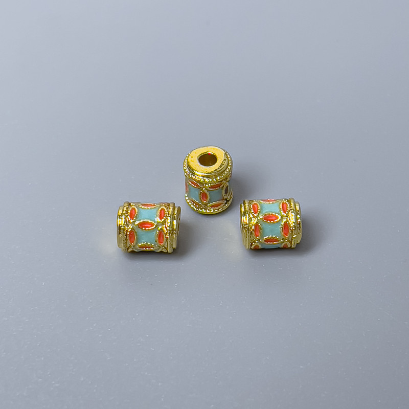 Koralik Cloisonné cylindryczny zielono-czerwony z emalią, średnica 5×6 mm, otwór 1,5 mm, złoty kolor metalu, 1 szt.