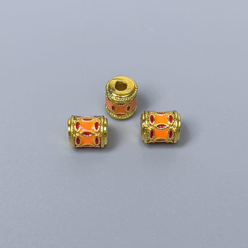 Koralik Cloisonné cylindryczny pomarańczowo-czerwony, emalia, średnica 5×6 mm, otwór około 1,5 mm, złoty kolor metalu, 1 szt.
