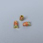 Koralik Cloisonné cylindryczny – rybka, czerwono-zielona emalia, średnica 4×7 mm, otwór 1,5 mm, złoty kolor metalu, 1 szt.
