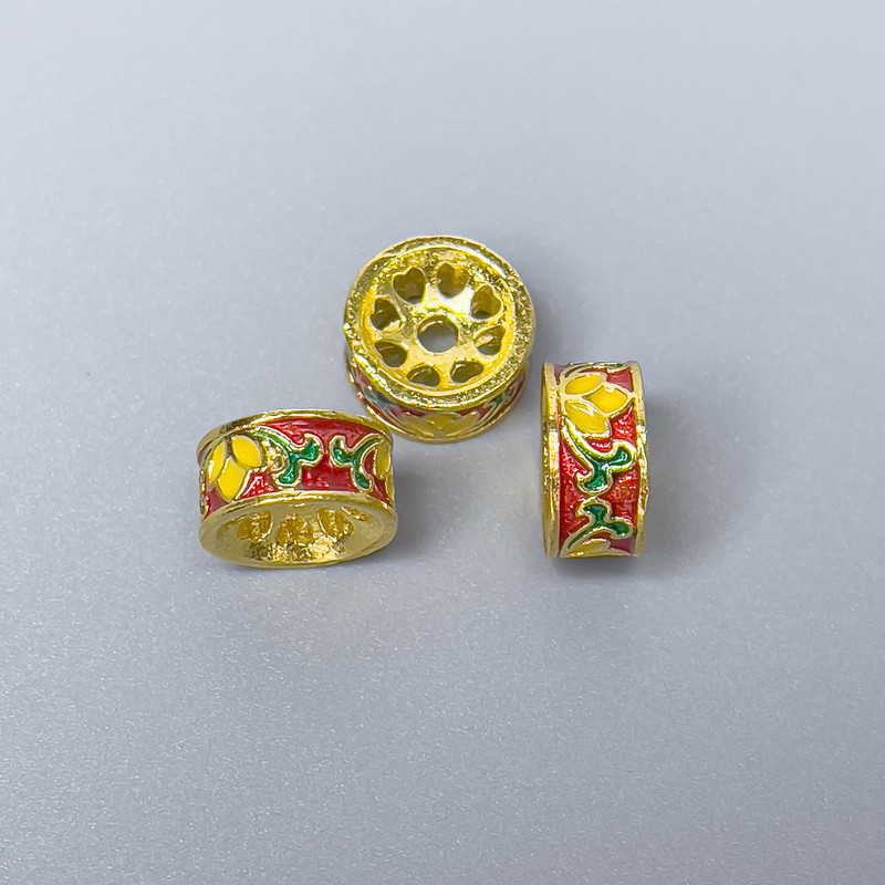 Koralik cloisonné w formie rondelka, emalia czerwono-żółto-zielona, średnica 10×5 mm, otwór 2 mm, złoty kolor metalu, 1 szt.