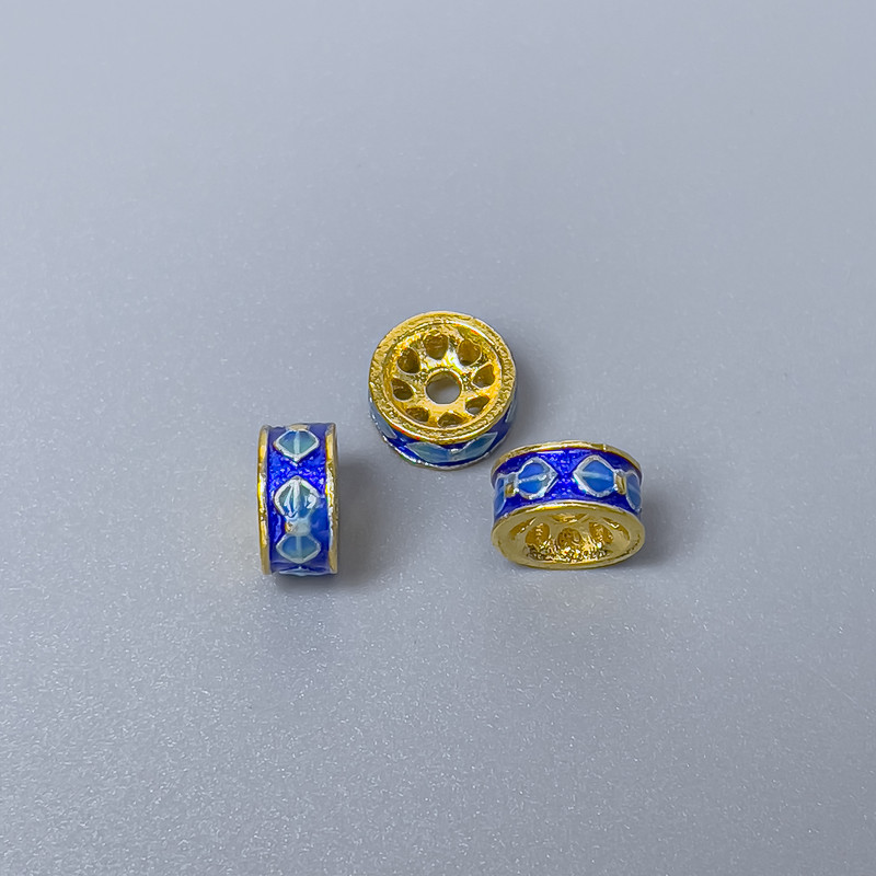 Koralik Cloisonné w kształcie rondelka, niebiesko-turkusowa emalia, średnica 8x4 mm, otwór 1,8 mm, złoty kolor metalu, 1 szt.