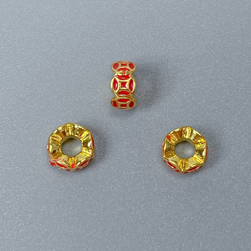 Koralik Cloisonné w formie rondelu, czerwonej emalii, wymiary 6×3 mm, otwór ok. 2,8 mm, złoty kolor metalu, 1 szt.