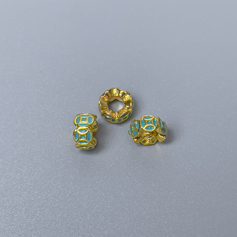 Koralik Cloisonné rondel zielona emalia, średnica 6×3 mm ± otwór, średnica 2,8 mm, złoty kolor metalu, 1 szt.