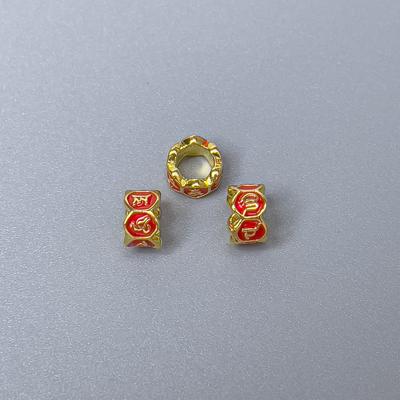 Koralik Cloisonné rondel – czerwony emaliowany, średnica 5,5 × 3,5 mm, otwór 3,5 mm, kolor metalu: złoty, 1 szt.