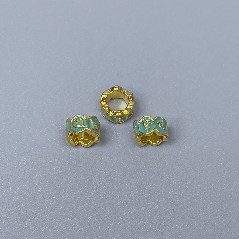 Koralik Cloisonné rondel z zieloną emalią, średnica 5,5×3,5 mm, otwór 3,5 mm, złoty kolor metalu, 1 szt.