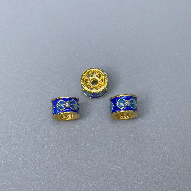 Koralik Cloisonné rondel, niebiesko-błękitny z emalią, średnica 6×4 mm, otwór 1 mm, złoty kolor metalu, 1 szt.