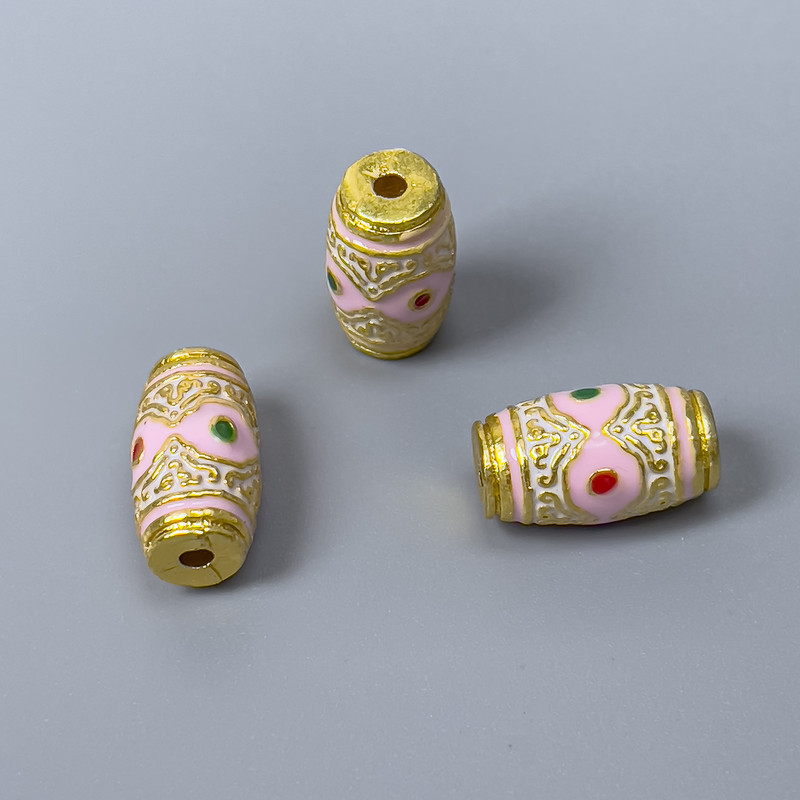 Koralik cloisonné baryłkowy różowo-zielono-czerwony, emaliowany, średnica 8x14 mm, otwór około 2 mm, złocisty kolor metalu, 1 sztuka