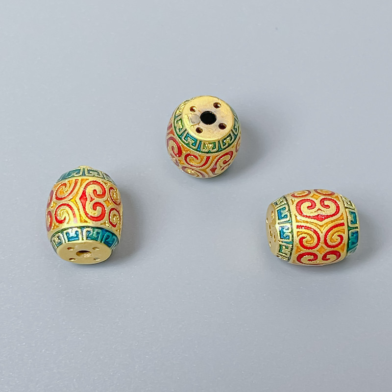 Koralik Cloisonné barilo czerwono-zielony, emaliowany, średnica 10×9 mm, otwór Ø1,8 mm, złoty kolor metalu, 1 sztuka