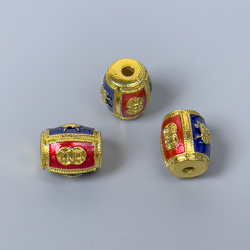 Koralik Cloisonné beczułka, czerwono-niebieska emalia, wymiary 9×11 mm, otwór ok. 1,8 mm, złocisty kolor metalu, 1 szt.