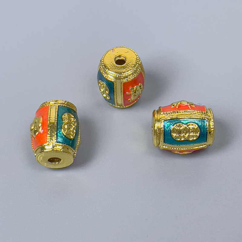 Koralik cloisonné w formie baryłki – pomarańczowo-turkusowa emalia, średnica 9x11 mm, otwór około 1,8 mm, złoty kolor metalu, 1 szt.
