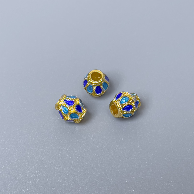 Koralik cloisonné niebiesko-błękitny, emalia, średnica 6×7 mm, otwór 2–3 mm, złoty kolor metalu, 1 szt.
