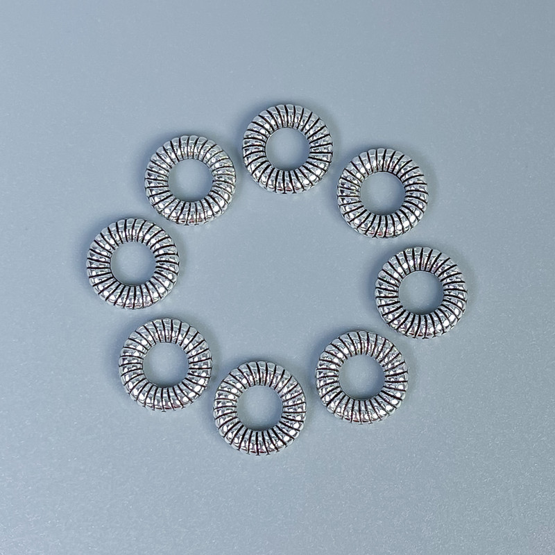 Koralik-wkładka srebrzysta, kolor metalu: srebrny, średnica 9×2 mm ± otwór 4 mm ± opakowanie 36 szt.