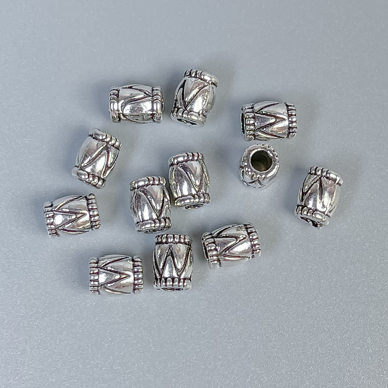 Koralik-wkładka o kolorze metalu srebrnego, średnica 4,5×6 mm, otwór ok. 2 mm, opakowanie 36 szt.