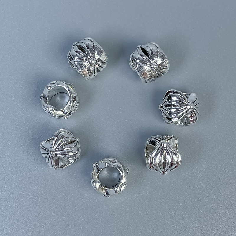 Koralik-wstawka o kolorze srebra, średnica 8×7 mm, otwór 4 mm, opakowanie 18 szt.