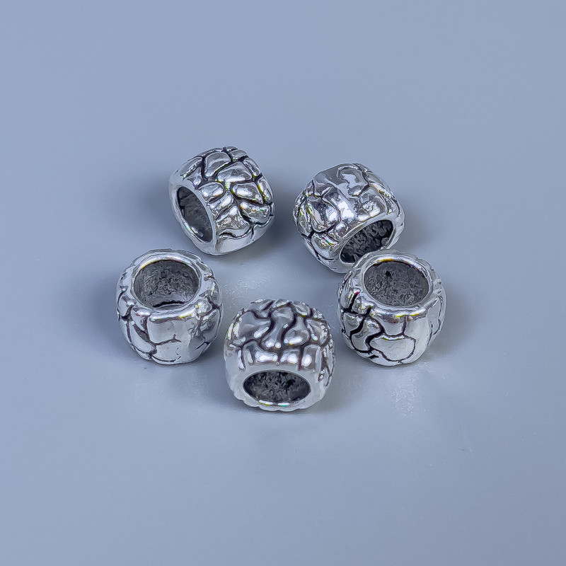 Koralik-wstawka w kolorze srebra, średnica 8×6 mm, otwór około 4 mm, opakowanie 20 szt.