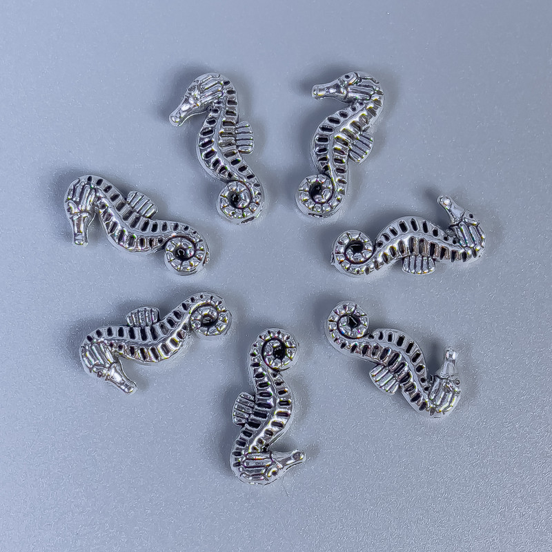 Koralik-wkładka Koń morski, kolor metalu: srebro, średnica 15×7×3 mm ± otwór 1 mm ± opakowanie 11 szt.