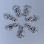 Koralik-wkładka Koń morski, kolor metalu: srebro, średnica 15×7×3 mm ± otwór 1 mm ± opakowanie 11 szt.