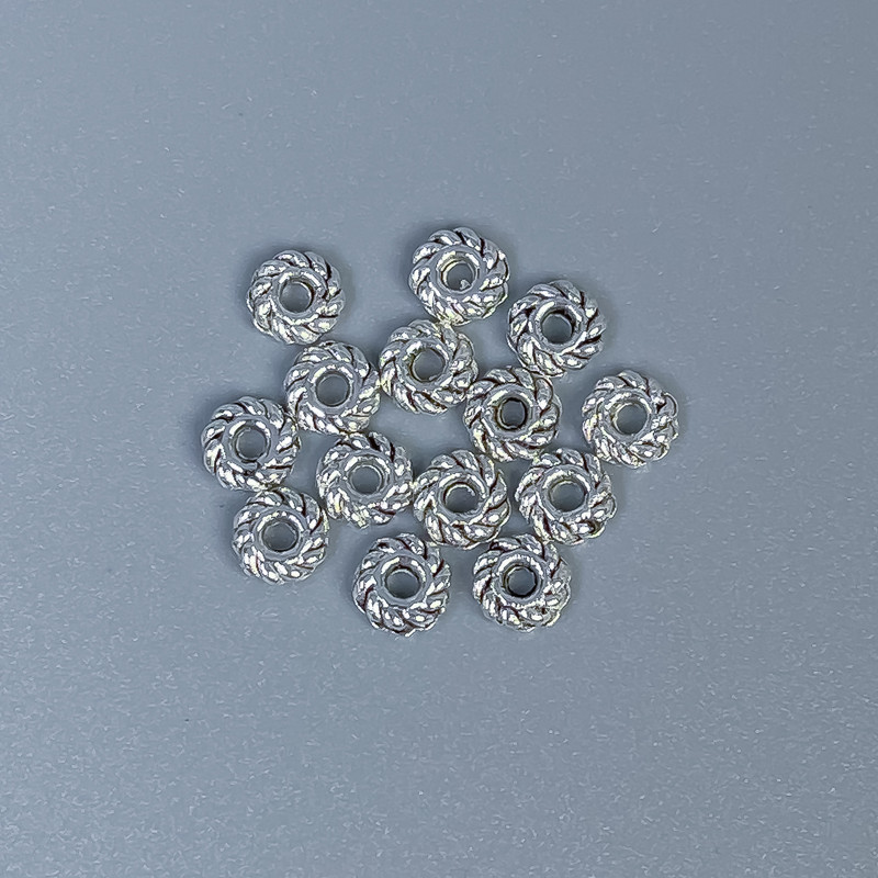 Koralik-wkładka w kolorze srebra, średnica 4×1 mm ± otwór, średnica 1 mm ± opakowanie 22 szt.
