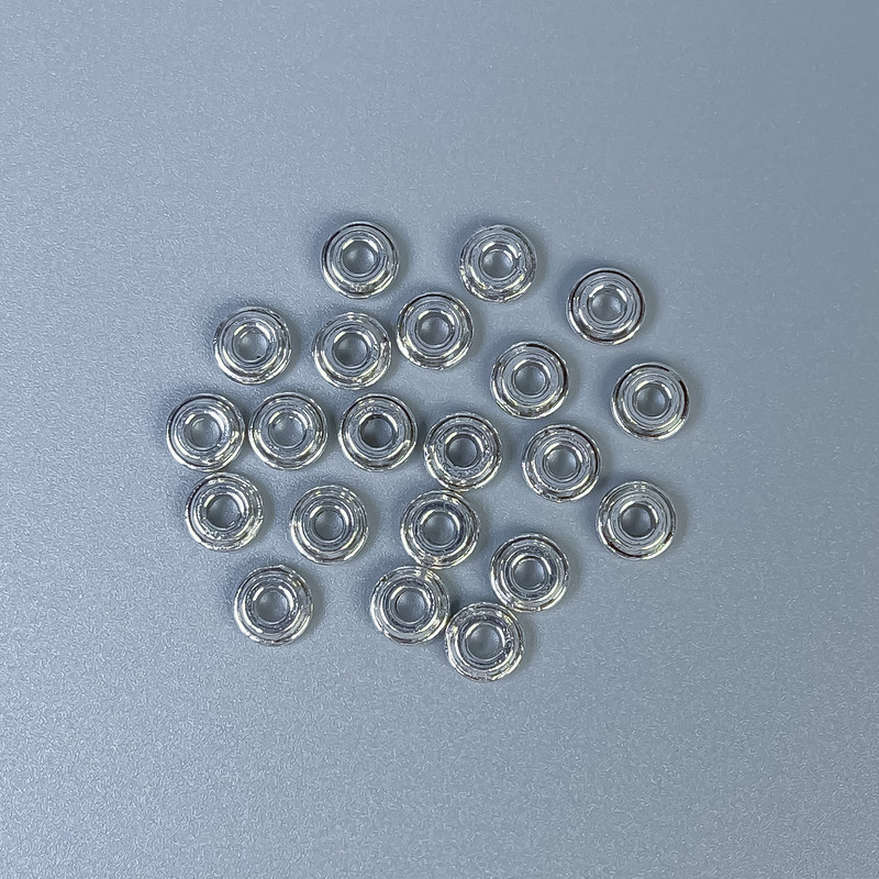 Koralik-wstawka w kolorze srebrnym, metalowy kolor srebra, średnica 6×2,5 mm, otwór 2,5 mm, pakowanie 20 g (~80 szt.)