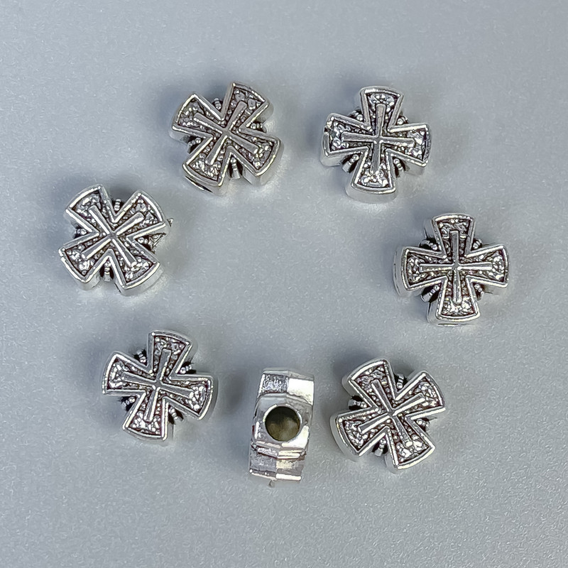 Koralik-wstawka w kształcie krzyża, kolor metalu srebrny, średnica 9×9×4 mm, otwór o średnicy ~2,5 mm, opakowanie 20 g (~20 szt.)