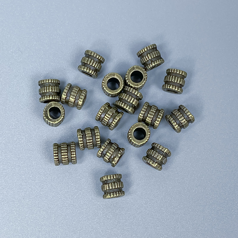 Koralik-wstawka w kolorze metalu brązowym, średnica 5×5 mm ± otwór 3 mm ±, opakowanie 40 szt.