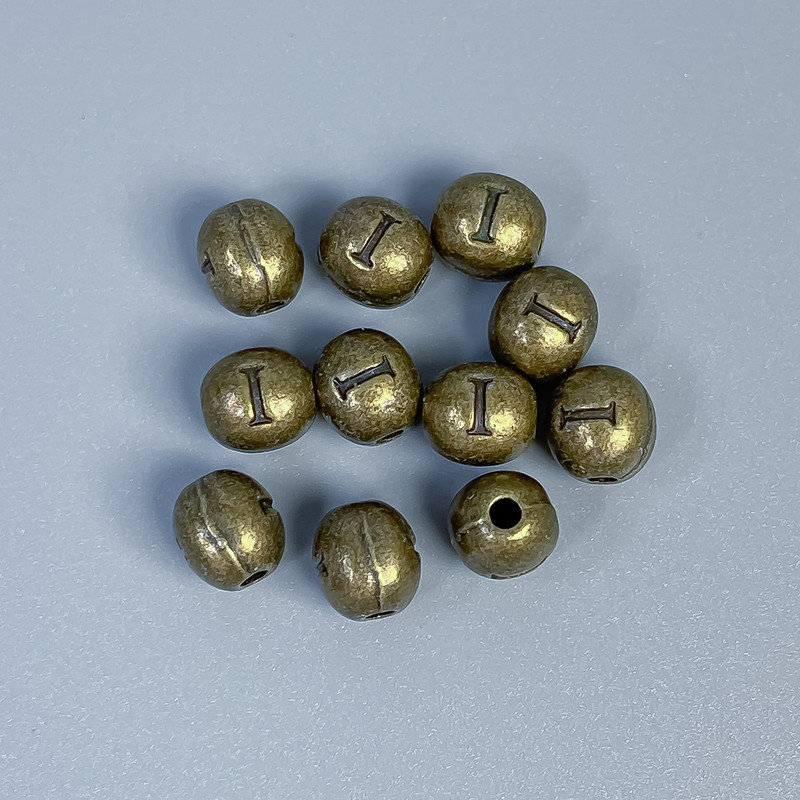 Koralik-wstawka z literą 'I' w kolorze brązu, średnica 6×7 mm ±, otwór 1,8 mm ±, opakowanie 28 szt.