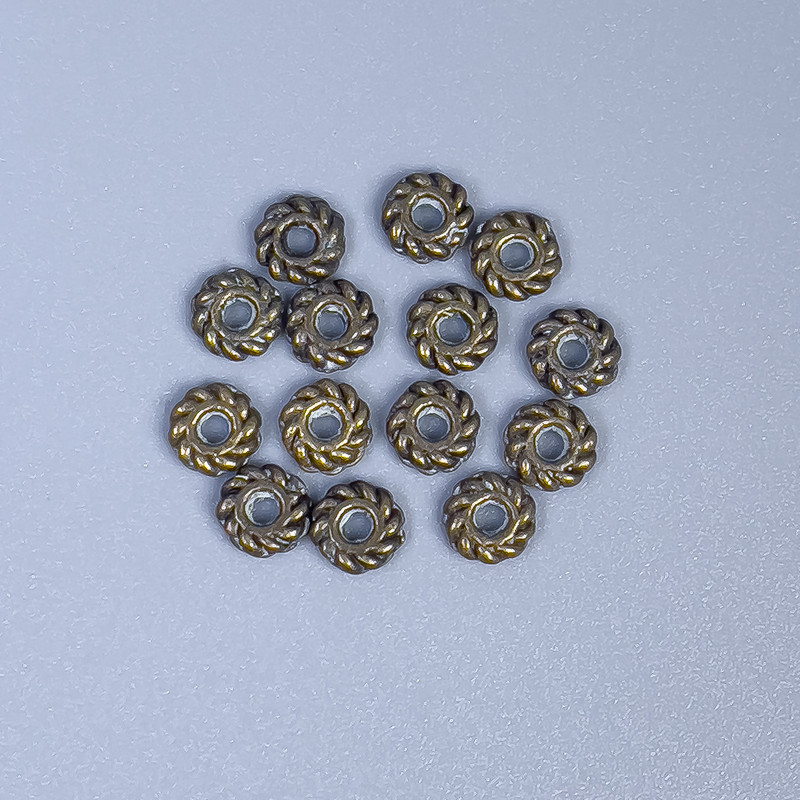 Koralik-wkładka w kolorze brązu, średnica 4×1 mm ± otwór, średnica 1 mm ± opakowanie 22 szt.