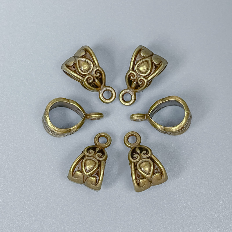 Zawieszka bajl w kolorze brązu, wymiary 13×7×8 mm, otwory o średnicy 6 mm i 1,8 mm, opakowanie 24 szt.
