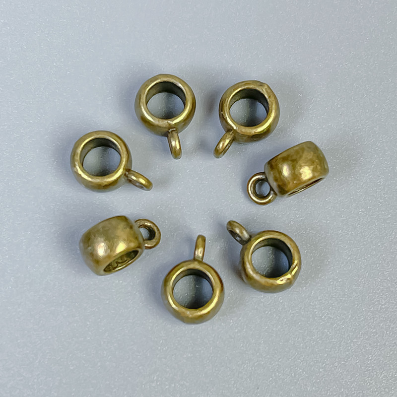 Zawieszka bajl w kolorze brązu, wymiary 9×4×6 mm ± otwory, średnica 4 mm ±, średnica 1,5 mm ±, opakowanie 40 szt.