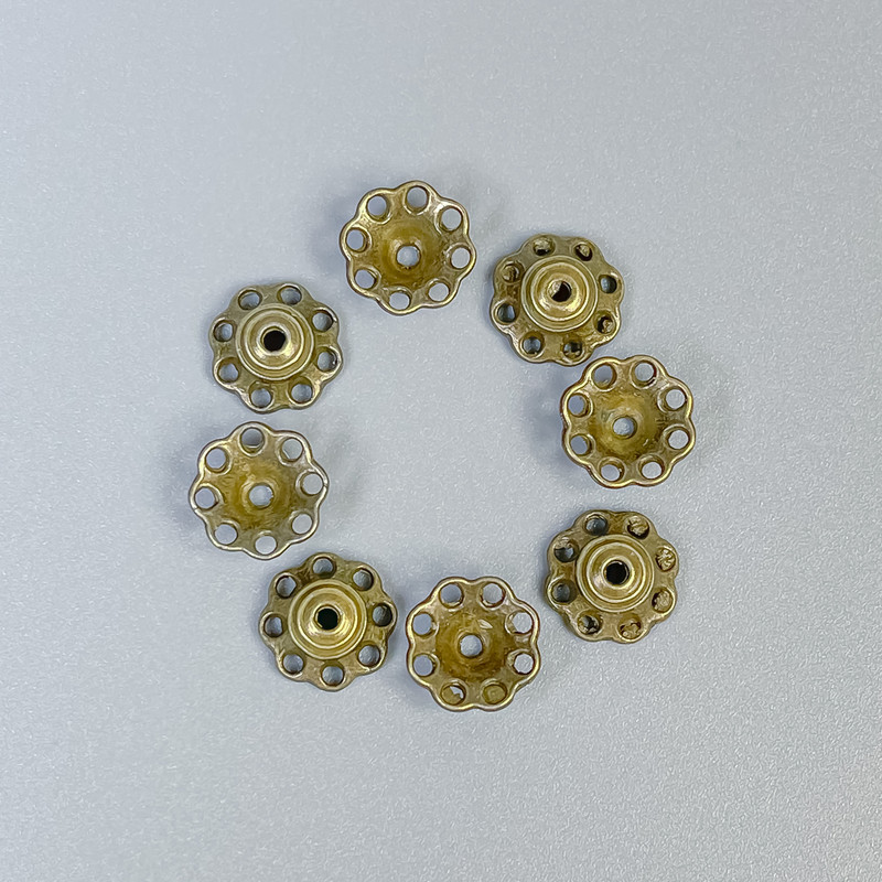 Czapeczka do koralików w kolorze starego brązu, średnica 8x1 mm ± otwór 1 mm ± opakowanie 54 szt.