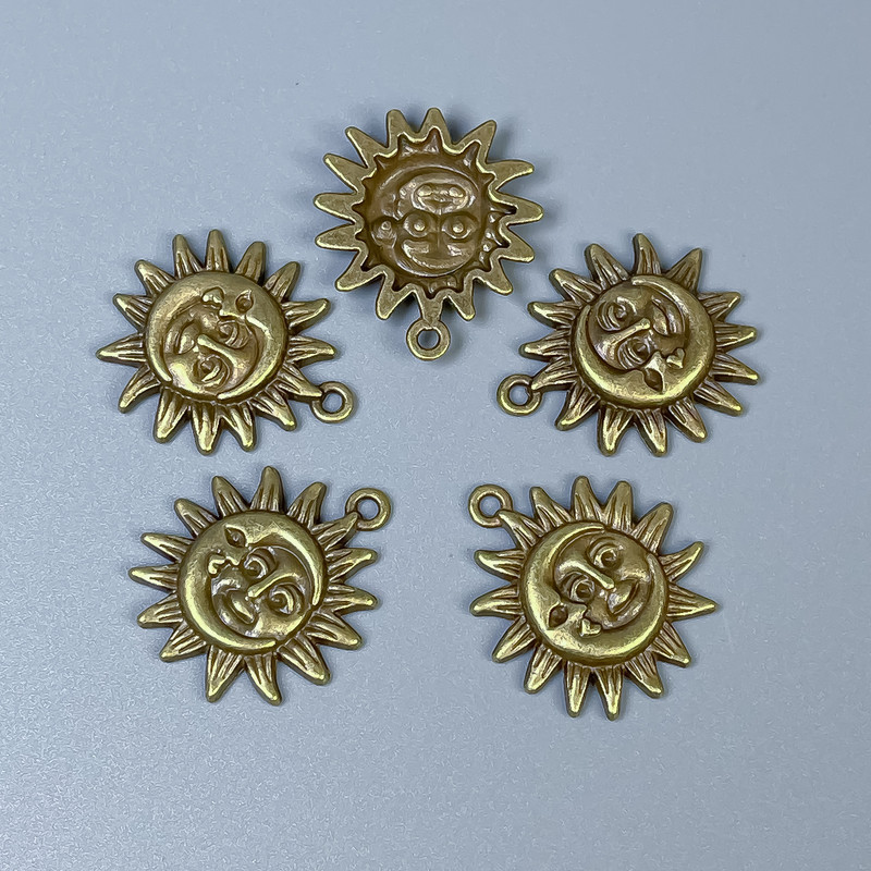 Zawieszka do biżuterii „Słońce i Księżyc”, kolor metalu: brązowy, wymiary 20×23×3 mm, otwór 1,5 mm, opakowanie 10 szt.
