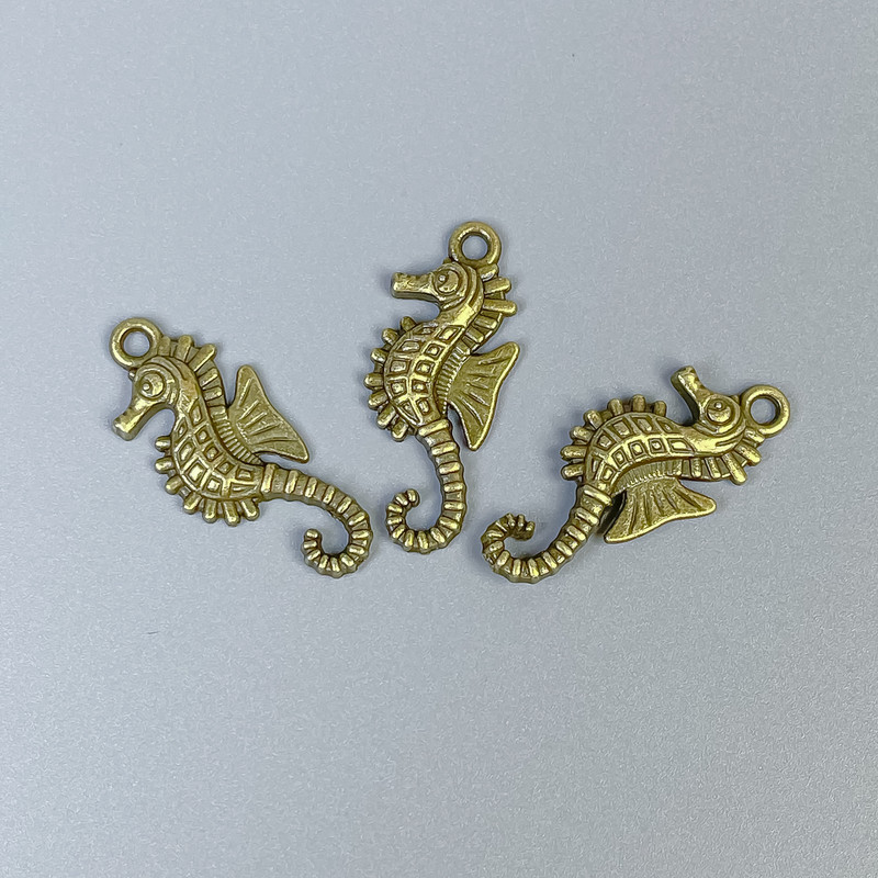 Zawieszka do biżuterii Koń morski, kolor metalu: brąz, wymiary 29×12×2 mm, otwór o średnicy około 2 mm, opakowanie 11 szt.