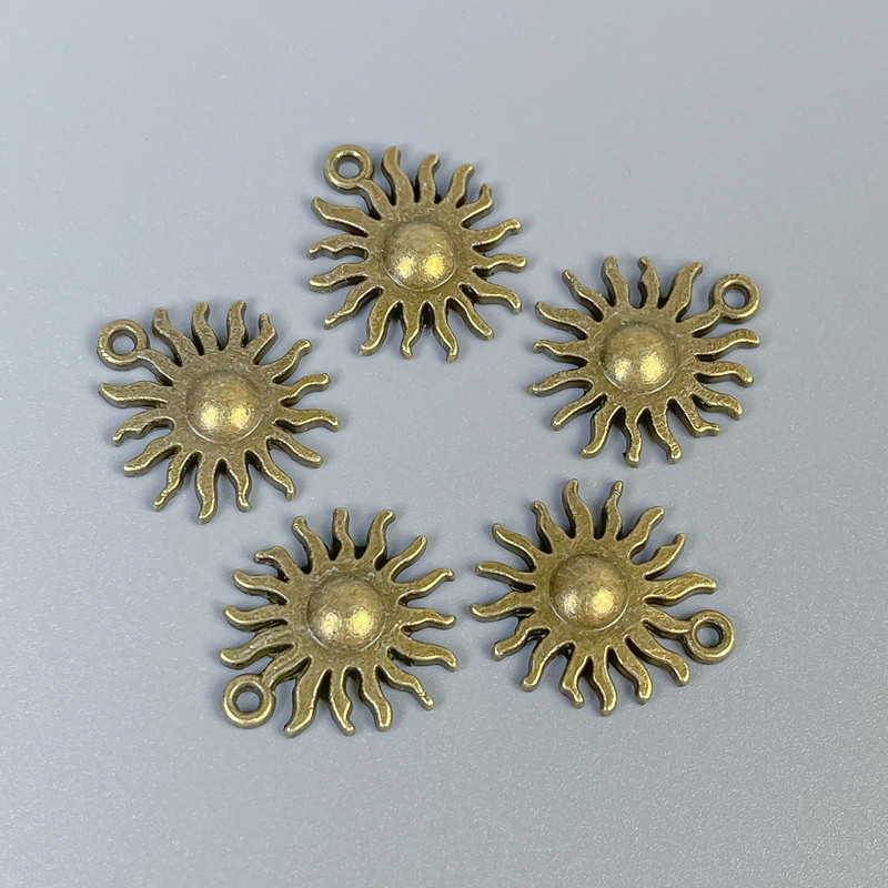 Zawieszka 'Słońce' w kolorze antycznego brązu, wymiary 17 x 15 x 2,5 mm, otwór o średnicy około 1 mm, opakowanie 14 szt.