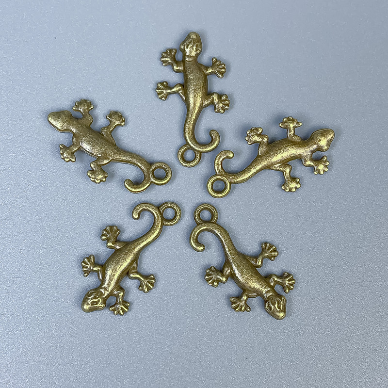 Zawieszka jaszczurka, kolor starego brązu, wymiary 23×13×2 mm, otwór Ø2 mm, opakowanie 12 szt.