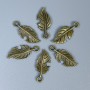 Zawieszka Liść w kolorze antycznego brązu, wymiary 23×10×1 mm, otwór 2 mm, opakowanie 20 g (~26 szt.)
