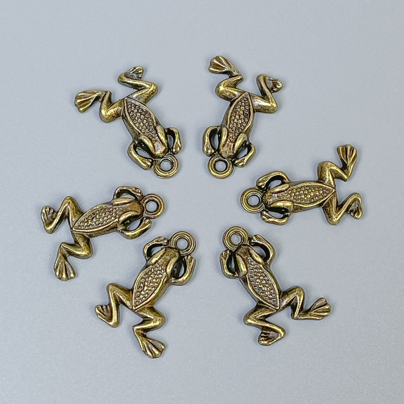 Zawieszka Żabka, kolor brązu starzonego, wymiary 20×13×3 mm, otwór 1,5 mm, opakowanie 20 g (~18 szt.)