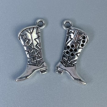 Okucia – zawieszka 'Buty' w kolorze srebra, wymiary 22×14×2 mm, otwór Ø 2,5 mm, opakowanie 8 szt.