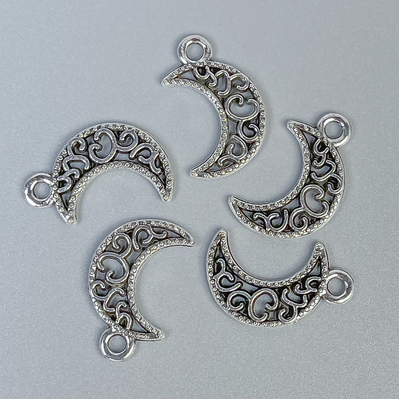 Zawieszka Księżyc, kolor metalu: srebro, wymiary 18×11×1,5 mm, otwór 2 mm, opakowanie 14 szt.