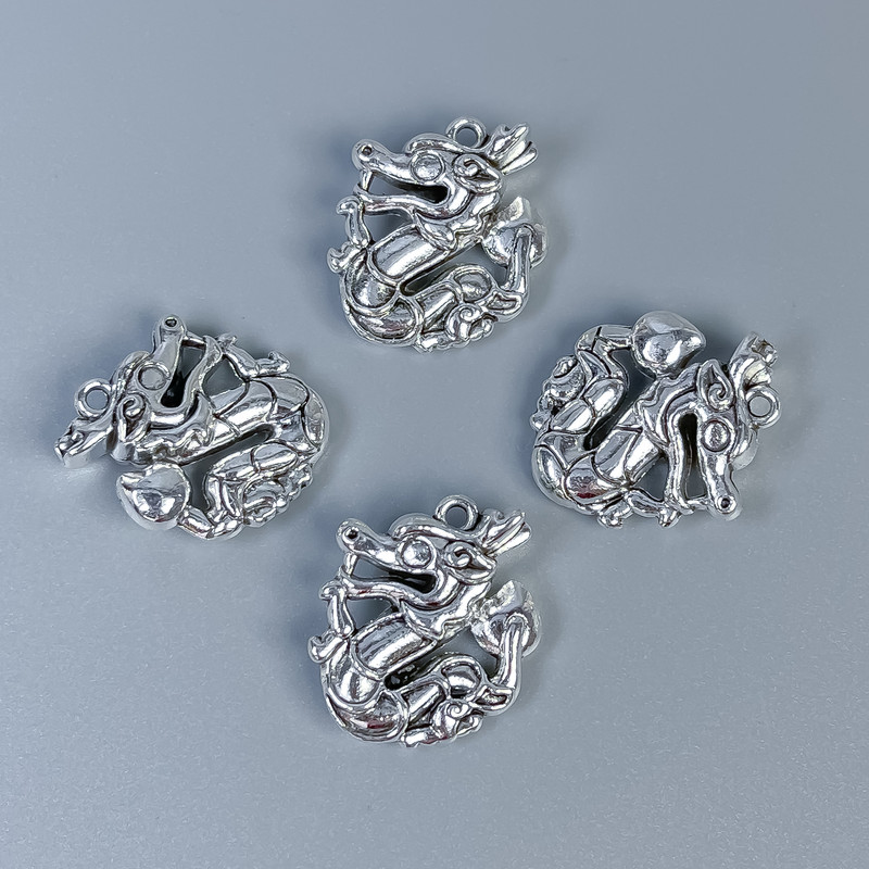 Zawieszka Smok, kolor metalu: srebrny, wymiary 21×17×7 mm ± otwór, średnica 1,2 mm ± opakowanie 4 szt.