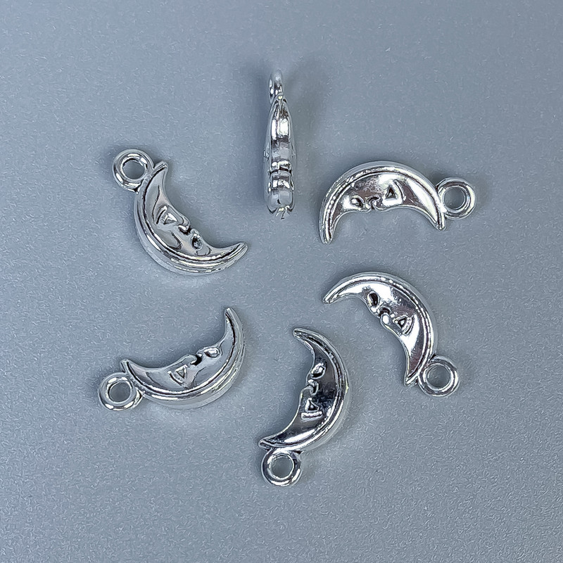 Zawieszka „Księżyc” w kolorze srebra, wymiary 13×6×3 mm ± otwór 1,5 mm ± opakowanie 20 g (~40 szt.)